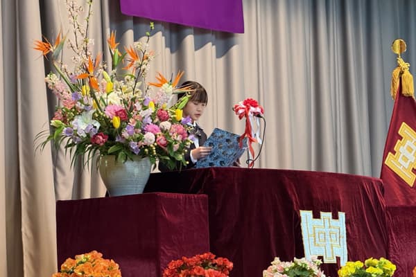 入学式で新入生が誓いの言葉を述べている様子
