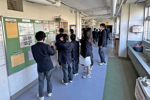 上級生の案内で校舎内を見学している様子