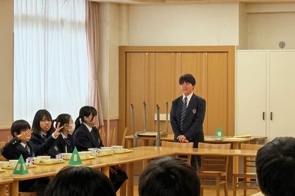 広いランチルームで給食を食べている様子
