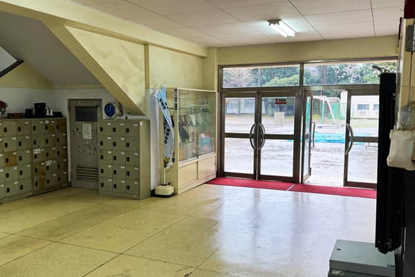 学校の正面玄関の様子