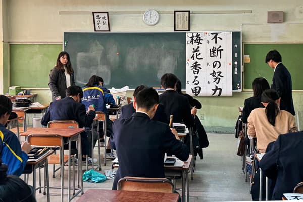 教室で書写の授業を行っている様子