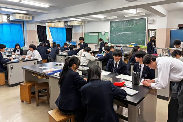 理科室で実験を行っている様子
