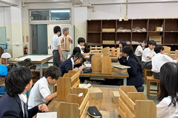 技術室で木工作業をしている様子
