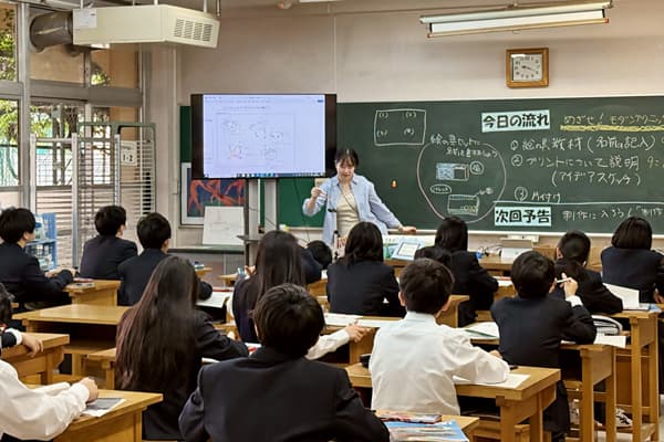 美術室で作品作りをしている様子