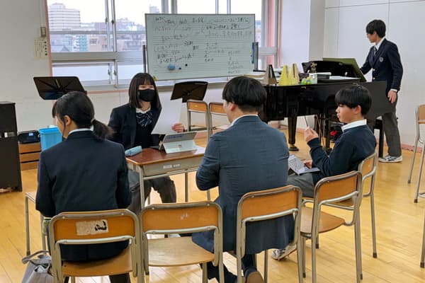 音楽室で探究活動のプレゼンテーションをしている様子