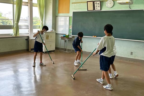 教室への感謝を込めて大掃除をしている様子