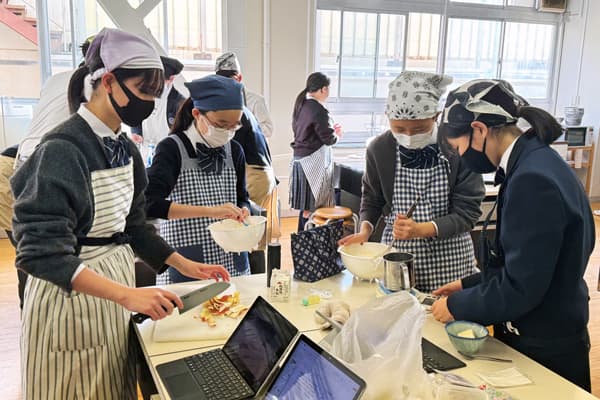マイプロジェクトで調理実習を行っている様子