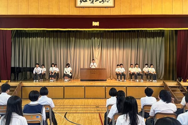 生徒会役員選挙が行われている様子