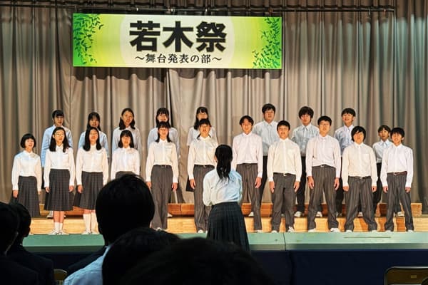 若木祭で合唱の様子