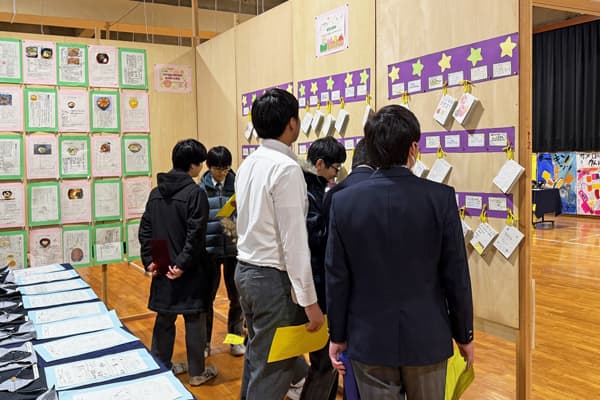 若木祭展示見学の様子