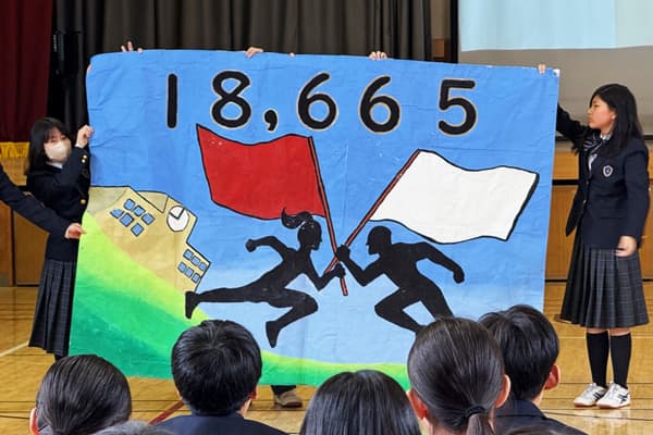 運動会で団旗が紹介されている様子