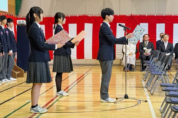 卒業式で卒業生が門出の言葉を述べている様子