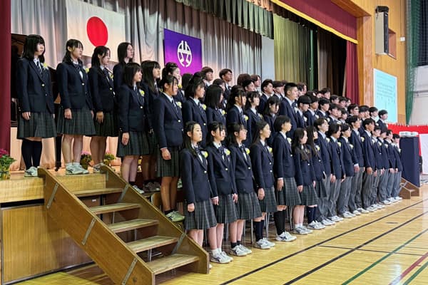 卒業式で全員が門出の歌を歌っている様子
