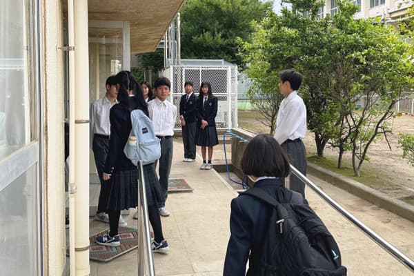 生活委員が朝のあいさつ運動を行っている様子