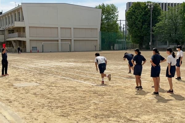 運動会に向けて50メートル走の練習をしている様子