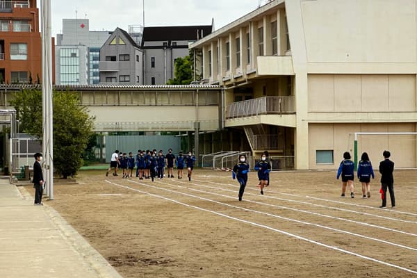 運動会に向けて50メートル走の練習をしている様子