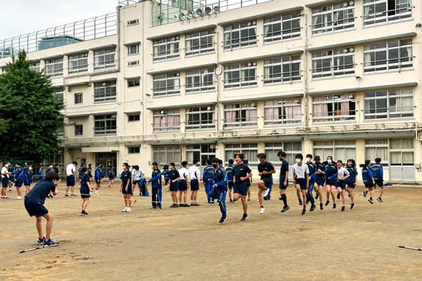 運動会の学年種目で大縄跳びを練習している様子