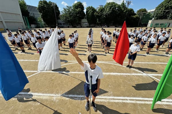 運動会で選手宣誓を行っている様子