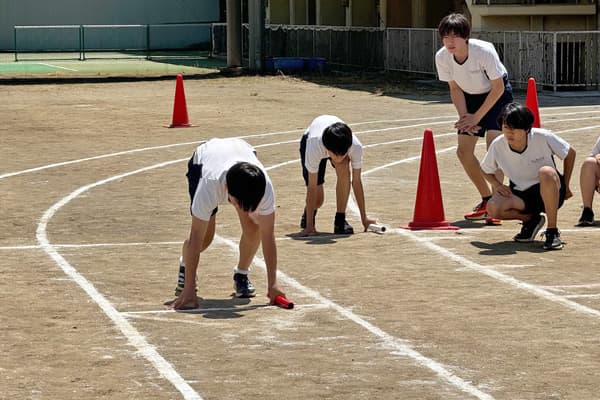 運動会のリレー競技がスタートした瞬間