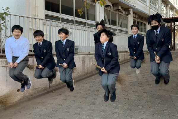 落ち葉掃きボランティア活動の様子