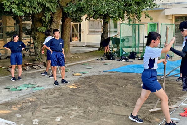 砂場で陸上大会の練習をしている様子